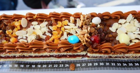 Rekordowy mazurek w centrum Kalisza. Upiekli go cukiernicy z piekarni Społem. Do jego produkcji zużyto ponad 100 kg ciasta.
