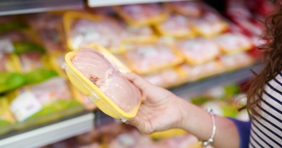 Brytyjski Urząd ds. Bezpieczeństwa Żywności (FSA) rozważa wprowadzenie zakazu importu i sprzedaży niektórych polskich produktów drobiowych. Ma to związek z rosnącą liczbą zakażeń salmonellą - ujawniło w minionym tygodniu Biuro Dziennikarstwa Śledczego (TBIJ).