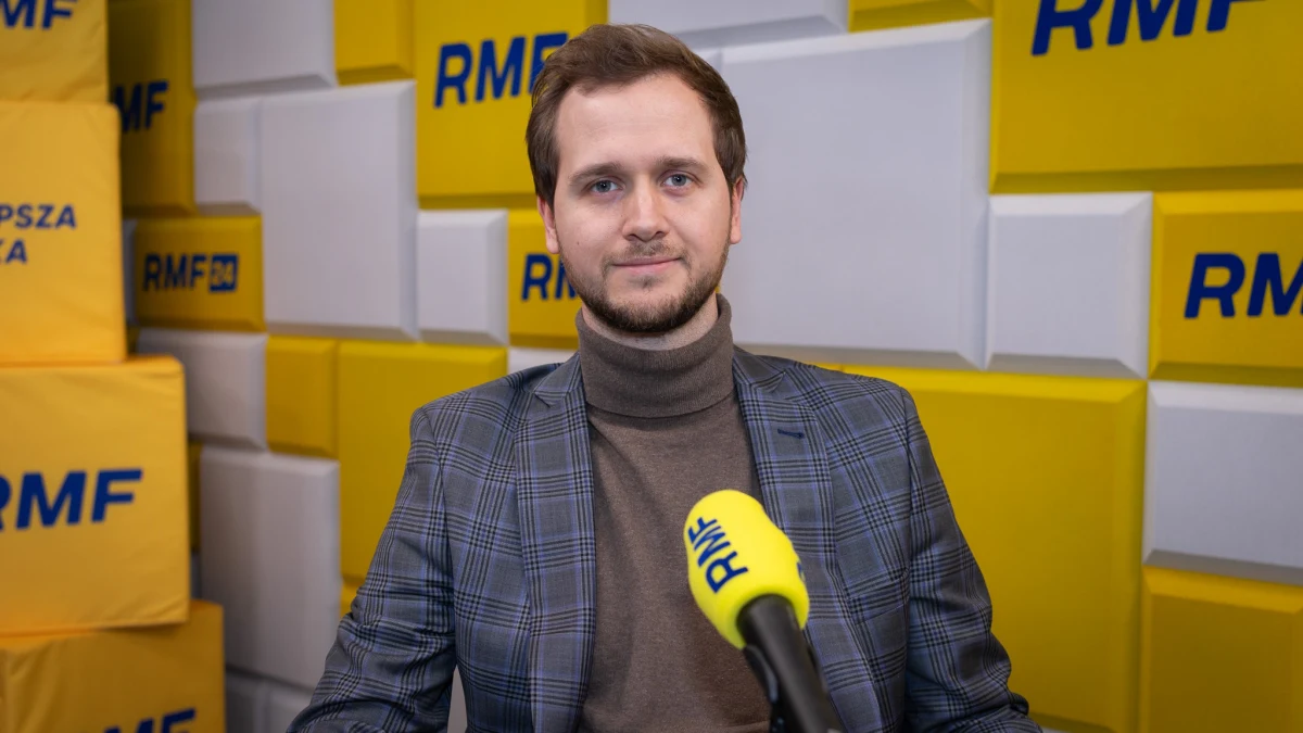 "Ekonomicznie trudno zrozumieć sens zmian wokół składki zdrowotnej. Pewnie one mają wymiar polityczny" – mówił w Popołudniowej rozmowie w RMF FM główny ekonomista i kierownik programu badawczego Zrównoważone Finanse w Fundacji Instrat, Jakub Sawulski. "Nigdy podatków, składek od dochodów nie powinniśmy nakładać kwotowo tylko procentowo. Dlatego, że kwotowe podatki są bardziej uciążliwe dla osób o niskich dochodach" – podkreślał.