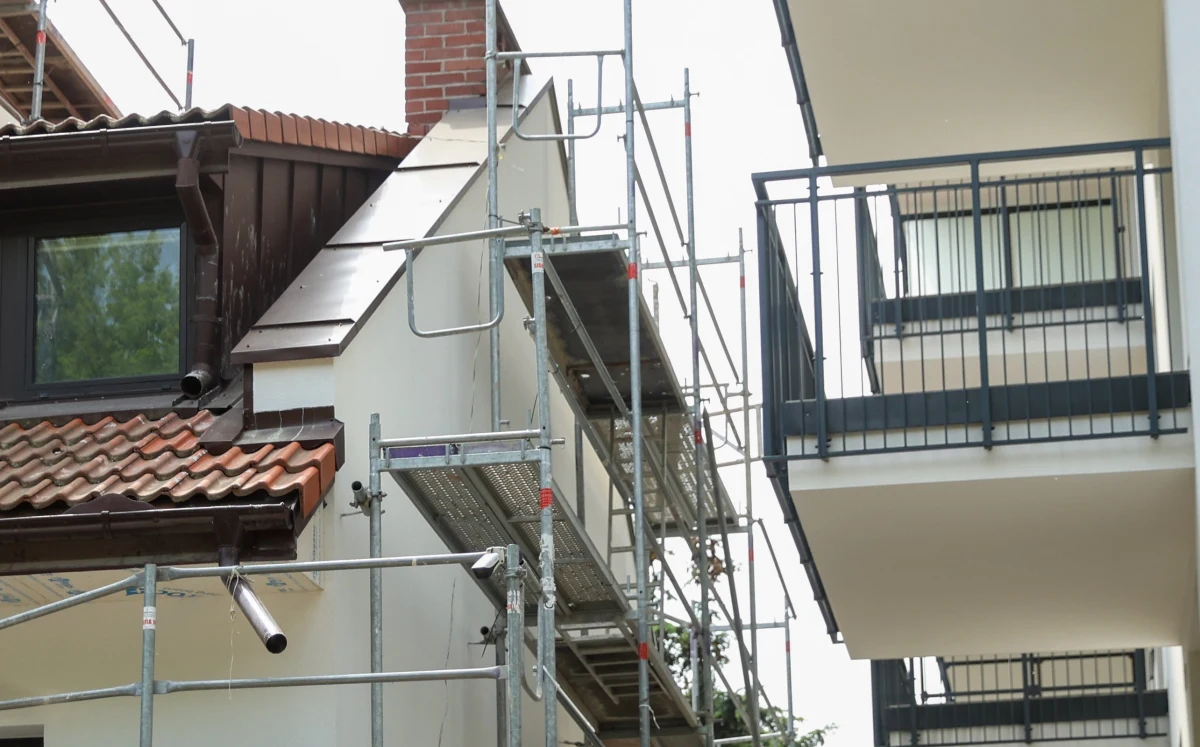 "Przesunięcie terminu wejścia w życie nowych regulacji (zawartych w rozporządzeniu o przeciwdziałaniu tzw. patodeweloperce - przyp. red.) wychodzi naprzeciw docierającym do resortu postulatom i umożliwi ukończenie projektów budowlanych dużych i skomplikowanych inwestycji" - poinformowało Ministerstwo Rozwoju i Technologii. Termin ma zostać przesunięty z 1 kwietnia na 1 sierpnia 2024 roku.