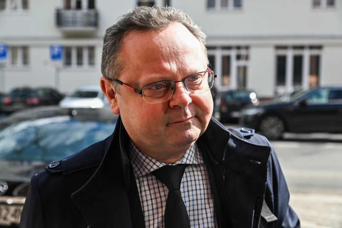 Ambasador Rosji Siergiej Andriejew w mojej ocenie wykazał się „dezercją dyplomatyczną”, bo wiedział, że zostanie mocno przez ministra Sikorskiego „obsztorcowany” - mówił w Rozmowie o 7:00 w internetowym Radiu RMF24 wiceminister spraw zagranicznych Andrzej Szejna. Dodawał, że rosyjski ambasador naruszył tym samym konwencję wiedeńską. "To nie było zaproszenie, tylko wezwanie ambasadora Andriejewa, żeby złożył wyjaśnienia, zgodnie z konwencją wiedeńską. Akt przekroczenia przez rakietę manewrującą wystrzeloną z myśliwca Federacji Rosyjskiej to też jest akt terroryzmu. Dlatego został ambasador wezwany" - podkreślał nasz gość. 