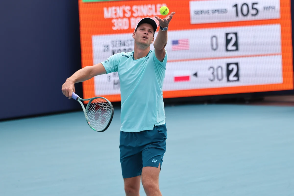 Hubert Hurkacz w 1/8 finału turnieju ATP w Miami. Polak po niezwykle zaciętym pojedynku pokonał Amerykanina Sebastiana Kordę 7:6 (7-5), 6:7 (7-5), 6:3. Spotkanie trwało ponad 2 godziny.