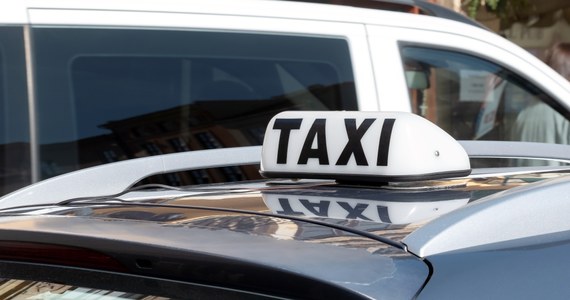 Przed wyborami samorządowymi branża taxi naciska na lokalne władze - domaga się podniesienia stawek za przejazd. Ale to niejedyny postulat. Kierowcy idą na wojnę z aplikacjami przewozowymi - donosi "Rzeczpospolita".