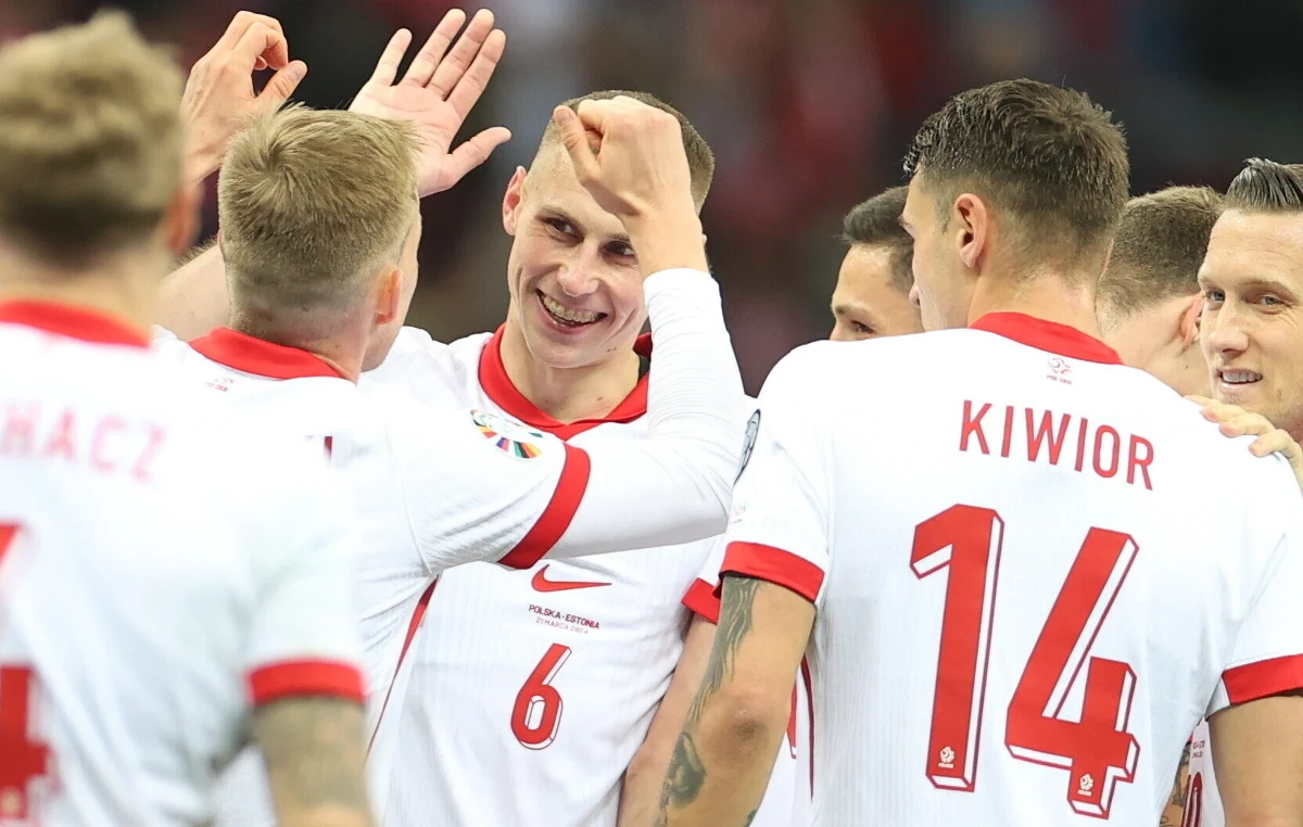 Dziś o godz. 20:45 cała Polska na co najmniej dwie godziny wstrzyma oddech. O tej godzinie na boisko w Cardiff wybiegną piłkarze reprezentacji Polski, którzy powalczą o awans na tegoroczne mistrzostwa Europy. Sprawa jest prosta - jeśli Biało-Czerwoni wygrają z Walią, to wystąpią na turnieju w Niemczech, ale jeśli przegrają, to obejrzą je w telewizji. "Wyjdziemy z nastawieniem i świadomością, że przyjechaliśmy tutaj zwyciężyć" - zapewnił selekcjoner Michał Probierz.