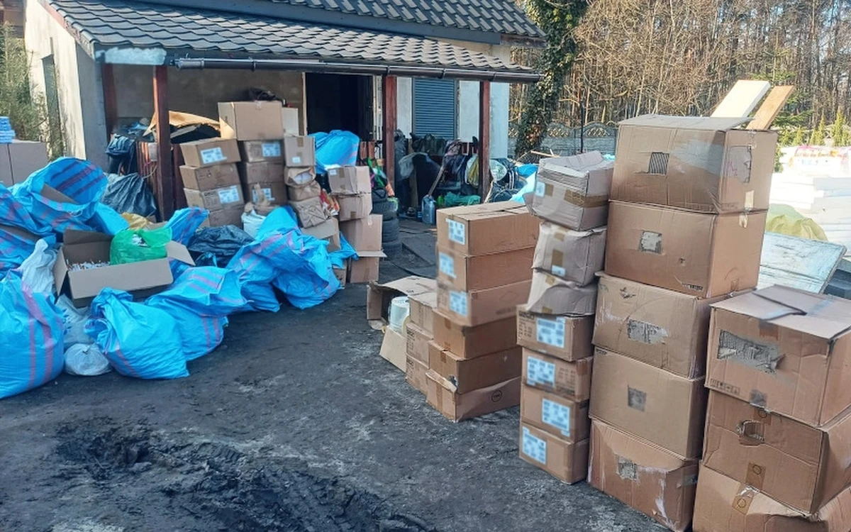 8 mln sztuk papierosów bez akcyzy znalazły polskie służby podczas wspólnej akcji w Łódzkiem. Poza papierosami była też marihuana i kilkaset tysięcy złotych w różnych walutach. Zatrzymane zostały 3 osoby, którym w Prokuraturze Rejonowej Łódź-Widzew przedstawiono zarzuty popełnienia przestępstw akcyzowych.