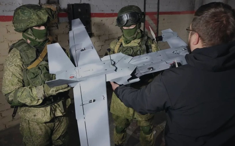 Siły Zbrojne Ukrainy poinformowały, że przejęły tajemniczy rosyjski statek bezzałogowy. To dron-kamikadze produkowany przez Russian Regional Industrial Company (RPK), który charakteryzuje się futurystyczną konstrukcją. 