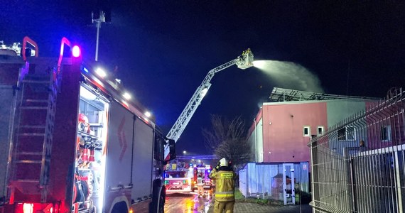 W nocy z poniedziałku na wtorek przy ul. Stresowej w Mielcu w Podkarpackiem doszło do pożaru hali fabryki produkującej plastikowe klocki. Z ogniem walczyło 13 zastępów straży pożarnej. Przyczyny pożaru nie są znane. Nikomu nic się nie stało.