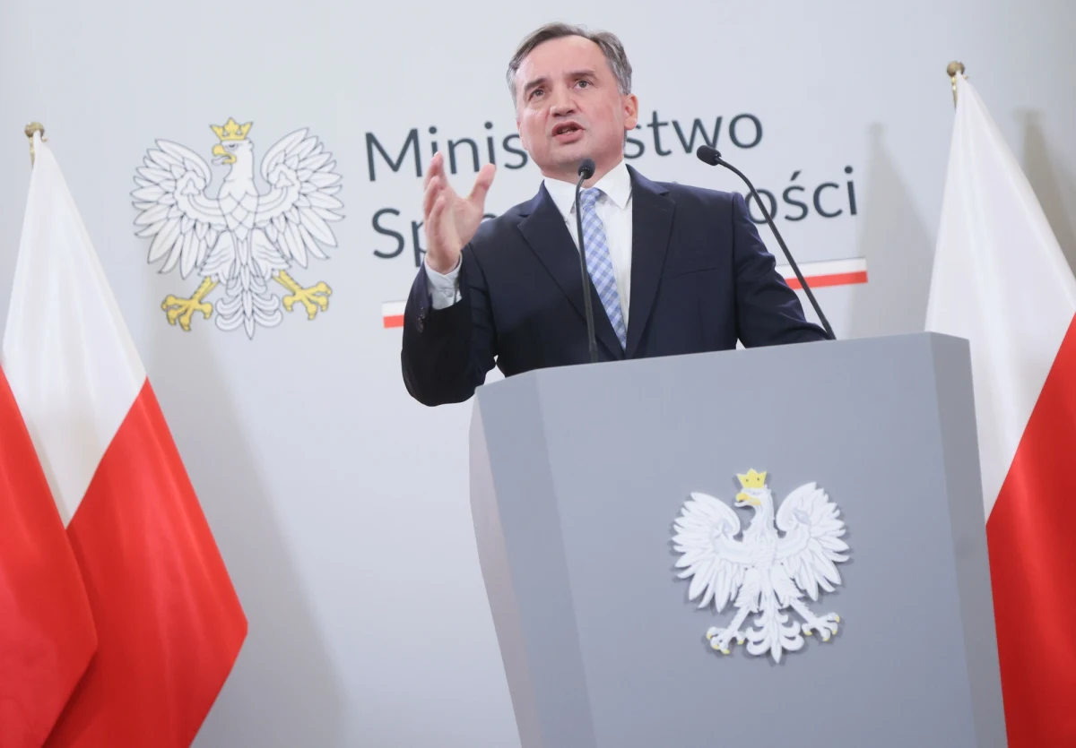 Prokuratorzy prowadzą przeszukania w domach byłego kierownictwa Ministerstwa Sprawiedliwości - w tym byłego szefa resortu Zbigniewa Ziobry. Chodzi o śledztwo dotyczące środków wydawanych z podlegającego ministerstwu Funduszu Sprawiedliwości. Europoseł Suwerennej Polski Patryk Jaki nazywa te wydarzenia "gangsterskim działaniem". 