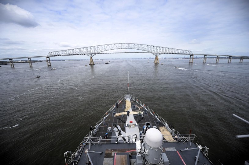 Francis Scott Key Bridge w Baltimore w amerykańskim stanie Maryland zawalił się do rzeki Patapsco. W stalowy most kratownicowy uderzył statek towarowy. Fox Baltimore podaje, że w wyniku zdarzenia kilka osób oraz pojazdów wpadło do wody. Zdarzenie zostało uchwycone na nagraniu.