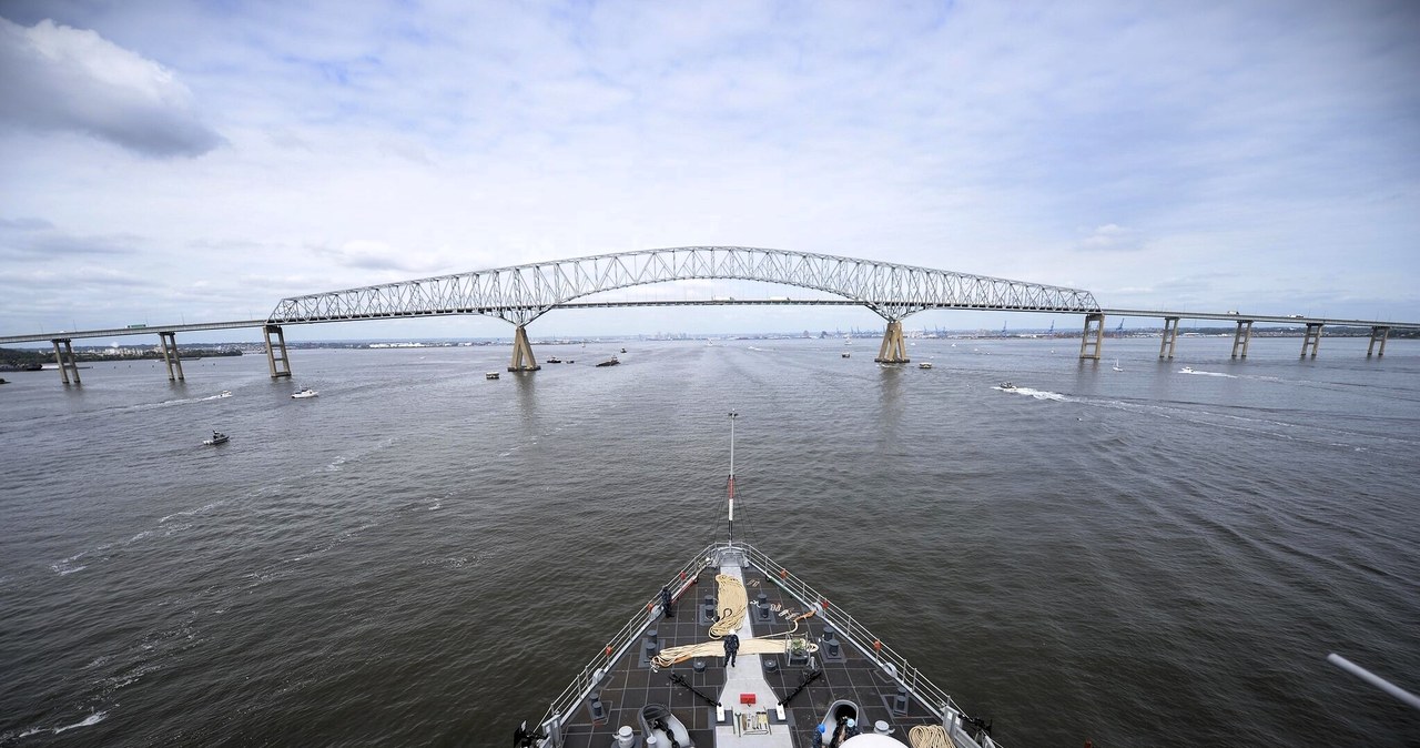 Francis Scott Key Bridge w Baltimore w amerykańskim stanie Maryland zawalił się do rzeki Patapsco. W stalowy most kratownicowy uderzył statek towarowy. Fox Baltimore podaje, że w wyniku zdarzenia kilka osób oraz pojazdów wpadło do wody. Zdarzenie zostało uchwycone na nagraniu.