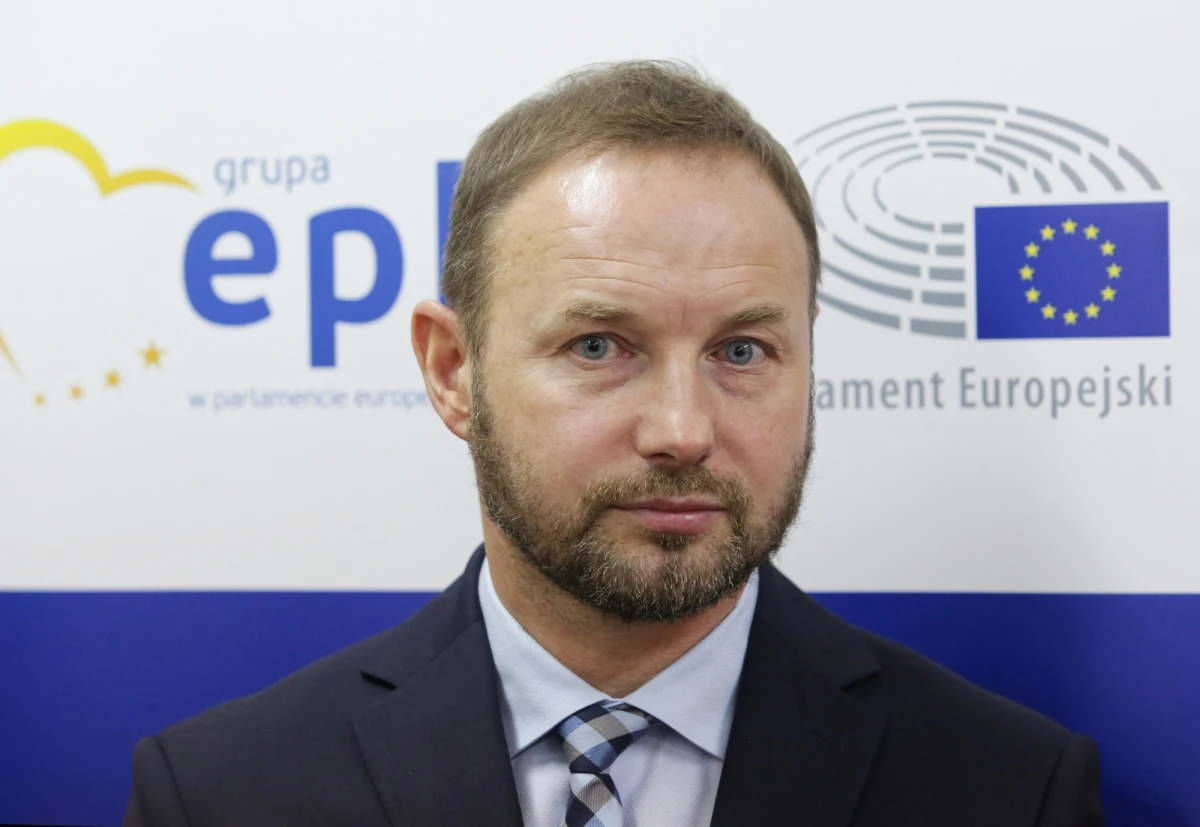 "Reprezentacja Polski ma lepszych piłkarzy, ale trzeba to jeszcze udowodnić na boisku"- mówił w Rozmowie w południe w Radiu RMF24 były piłkarz Tomasz Frankowski, pytany o dzisiejszy mecz z Walią, który zdecyduje o awansie Biało-Czerwonych na Euro 2024. "Po tym okresie, kiedy trener Santos sprowadził w dół naszą reprezentację, Michał Probierz mozolnie odbudowuje nasz zespół" - dodał.