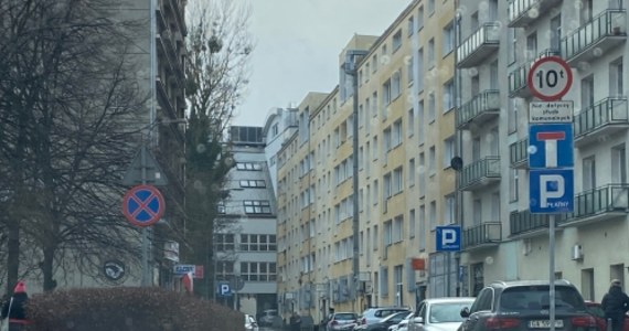 Wojewódzki Sąd Administracyjny unieważnił część przepisów dotyczących funkcjonowania strefy płatnego parkowania w Gdyni. Chodzi o opłaty dodatkowe za przekroczenie czasu postoju, a dokładnie sposobu informowania kierowców, że taka opłata została naliczona.    


