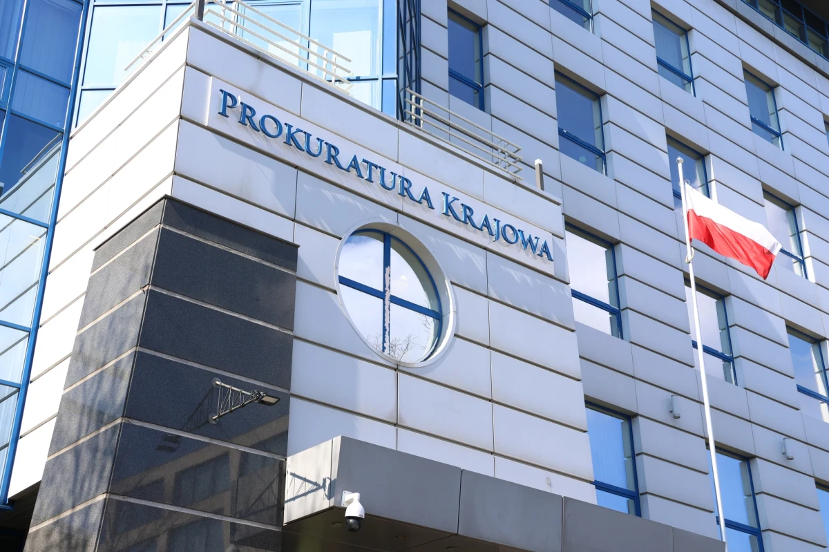 Rzecznik Prokuratury Krajowej Przemysław Nowak poinformował, że trzech z czterech urzędników zatrzymanych w sprawie Funduszu Sprawiedliwości usłyszało już zarzuty, a zatrzymany beneficjent usłyszy je w środę. 