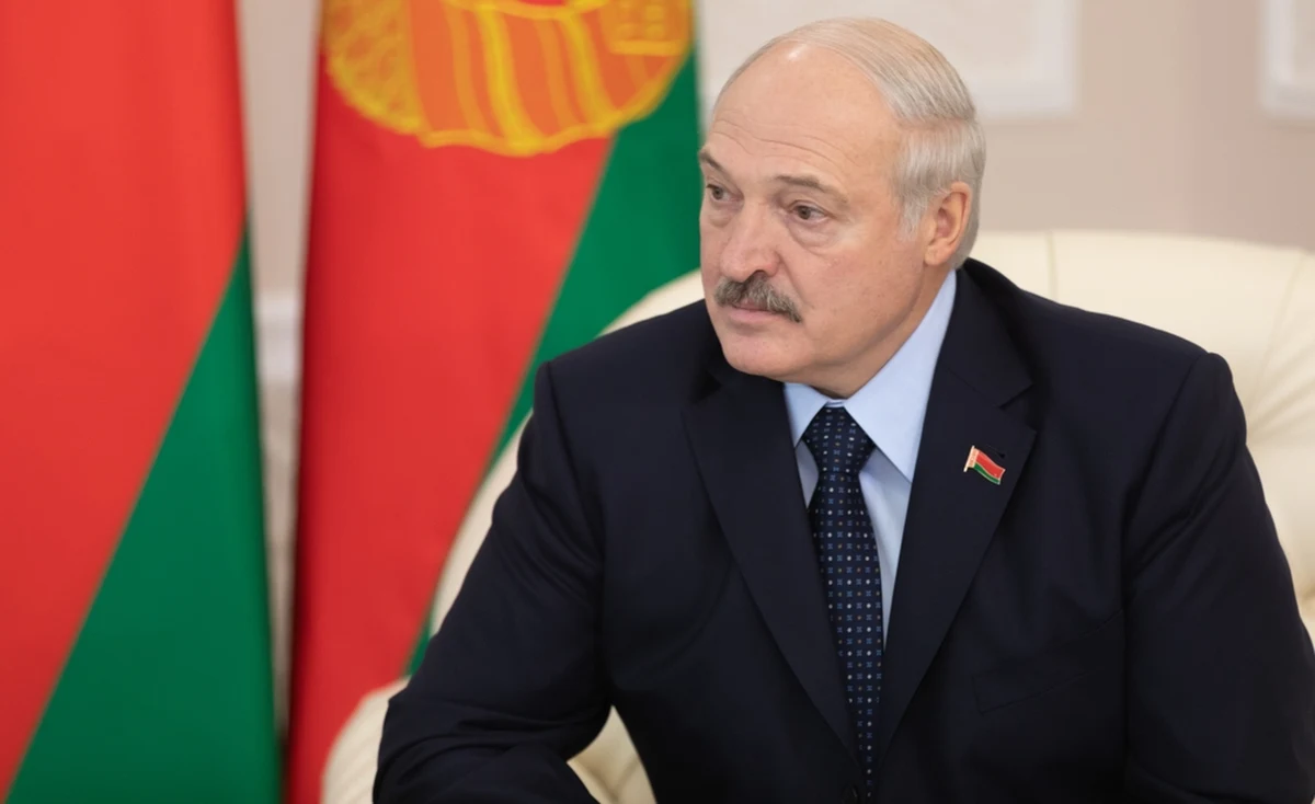 "Każda prowokacja powinna zostać zatrzymana środkami militarnymi" - zaznaczył Alaksandr Łukaszenka, który w poniedziałek przeprowadził inspekcję batalionu czołgowego przy granicy z Litwą.