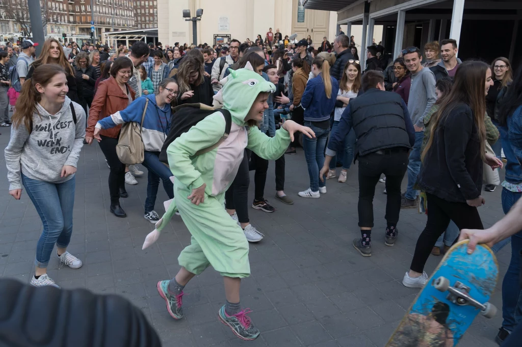 "Marsz Dziwnych Kroków" wzorowany na filmach Monthy Pythona 1 kwietnia 2019 r. w Budapeszcie