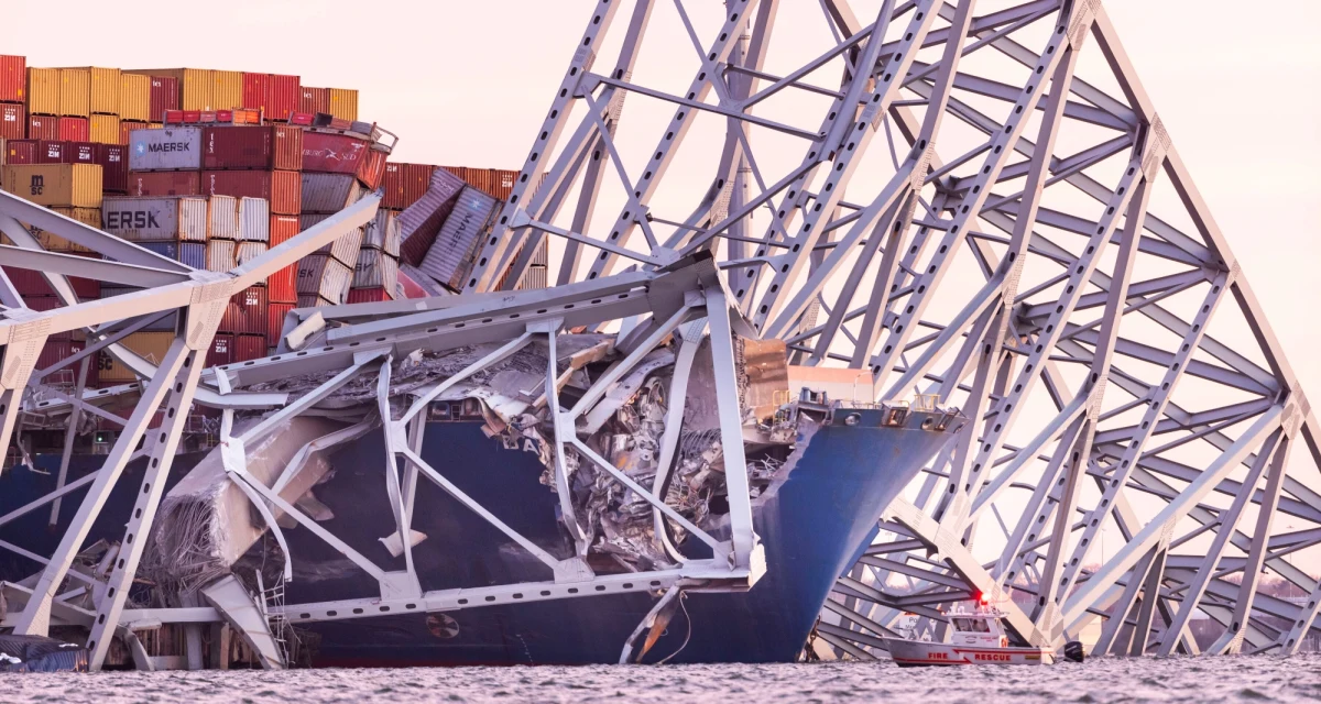 Po tym, jak uderzył w niego duży statek, zawalił się most Key Bridge w Baltimore w amerykańskim stanie Maryland. Według najnowszych informacji, przekazanych przez straż pożarną, trwają poszukiwania nawet 20 osób, które mogły znaleźć się w wodzie. Dotychczas uratowano dwie osoby.