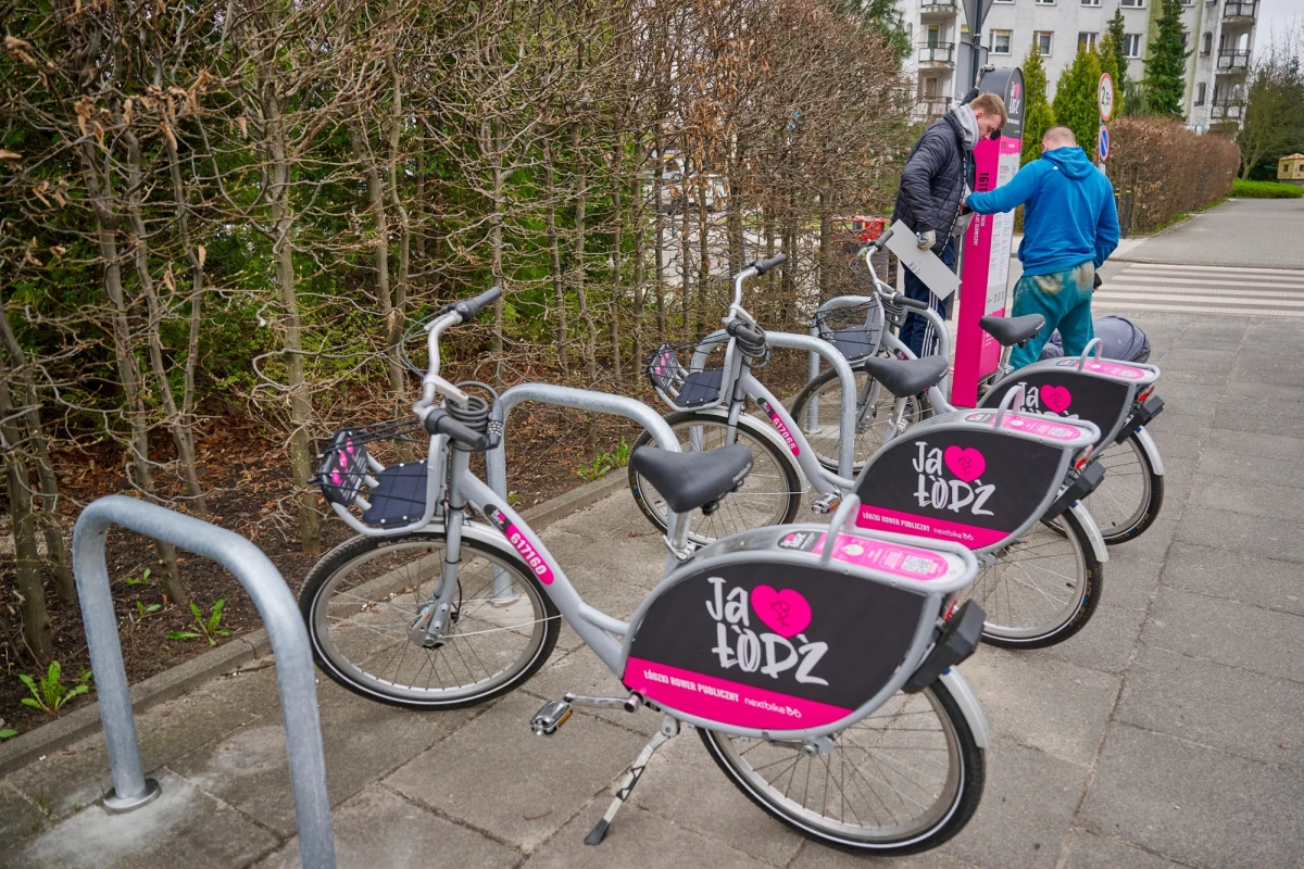 Od wczoraj (25 marca) mieszkańcy Łodzi mogą zobaczyć na ulicach miasta nowe stacje rowerowe z charakterystycznym czarno-magentowym oznakowaniem stojaków i totemów informacyjnych. To nowy system Łódzkiego Roweru Publicznego. Pierwsze jednoślady będzie można wypożyczyć 2 kwietnia.