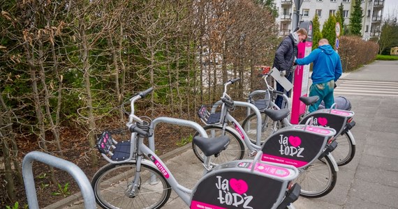 Od wczoraj (25 marca) mieszkańcy Łodzi mogą zobaczyć na ulicach miasta nowe stacje rowerowe z charakterystycznym czarno-magentowym oznakowaniem stojaków i totemów informacyjnych. To nowy system Łódzkiego Roweru Publicznego. Pierwsze jednoślady będzie można wypożyczyć 2 kwietnia.
