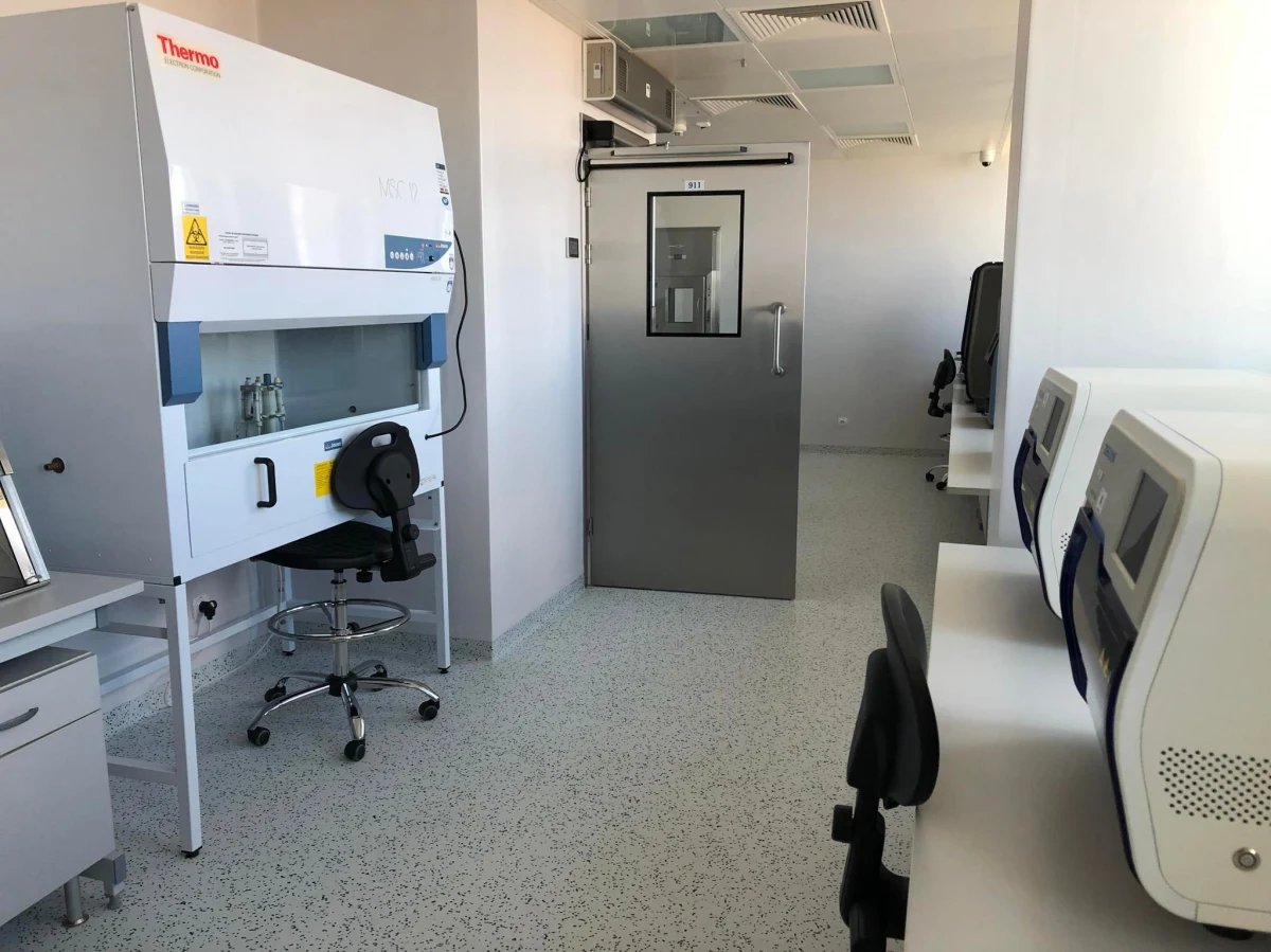 W Wojewódzkiej Stacji Sanitarno-Epidemiologicznej w Olsztynie powstało drugie w Polsce laboratorium o standardzie BSL-3. To najwyższy poziom, który świadczy o bezpieczeństwie. Laboratorium jest przygotowane, aby badać najgroźniejsze patogeny. System zabezpieczeń sprawia, że żaden wirus nie przedostanie się na zewnątrz do środowiska.