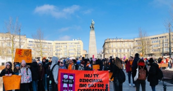 Kilkuset młodych ludzi przeszło w antyhejtowym marszu w Łodzi. Jego celem było przypomnienie, że każdy zasługuje na szacunek i akceptację.