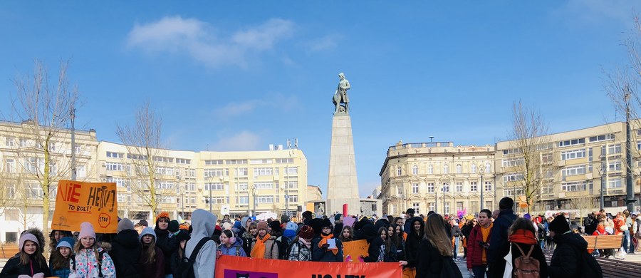 Kilkuset młodych ludzi przeszło w antyhejtowym marszu w Łodzi. Jego celem było przypomnienie, że każdy zasługuje na szacunek i akceptację.