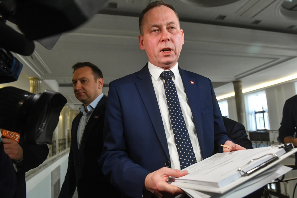 "Dziś stoimy wobec próby złamania niezależności polskiego banku centralnego podjętej przez stu kilkudziesięciu posłów. Dzieje się to poprzez wniosek o postawienie prezesa NBP Adama Glapińskiego przed Trybunał Stanu" - ocenił członek zarządu NBP Paweł Szałamacha. "Grupa posłów podpisała się pod wnioskiem, że Ziemia jest płaska" - dodano na konferencji NBP, w czasie której poddano wniosek parlamentarzystów gruntownej krytyce.