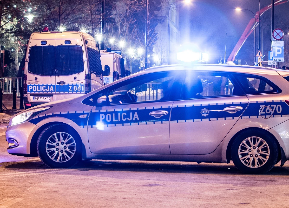 Pięć zarzutów usłyszał młody mężczyzna, który w poniedziałek w nocy po pościgu w okolicach Pruszkowa wpadł w ręce stołecznych policjantów. 24-latek staranował radiowóz i próbował potrącić funkcjonariuszy, którzy użyli broni. Postrzelona została jedna z nastoletnich pasażerek w ściganym samochodzie. 