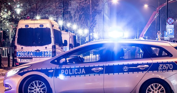 Pięć zarzutów usłyszał młody mężczyzna, który w poniedziałek w nocy po pościgu w okolicach Pruszkowa wpadł w ręce stołecznych policjantów. 24-latek staranował radiowóz i próbował potrącić funkcjonariuszy, którzy użyli broni. Postrzelona została jedna z nastoletnich pasażerek w ściganym samochodzie. 