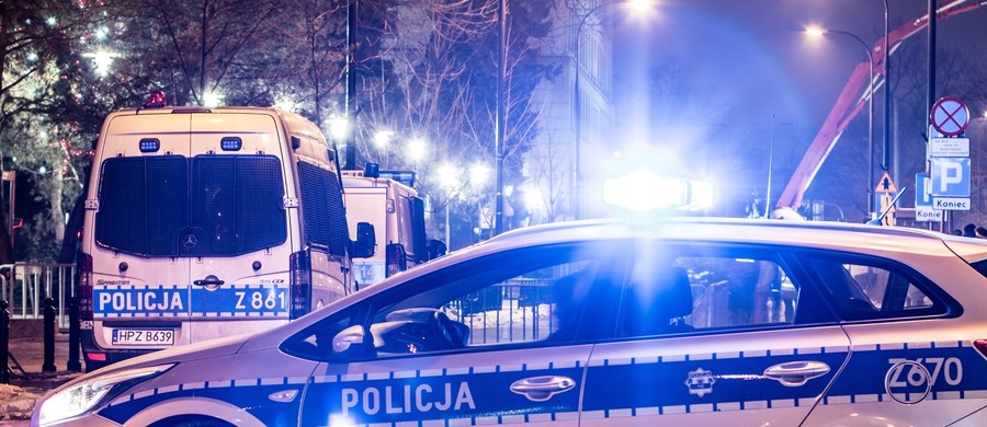 Pięć zarzutów usłyszał młody mężczyzna, który w poniedziałek w nocy po pościgu w okolicach Pruszkowa wpadł w ręce stołecznych policjantów. 24-latek staranował radiowóz i próbował potrącić funkcjonariuszy, którzy użyli broni. Postrzelona została jedna z nastoletnich pasażerek w ściganym samochodzie. 
