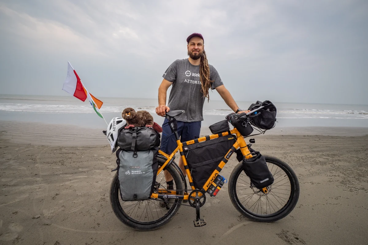 Minął pierwszy tydzień wyprawy Mateusza Waligóry na Mount Everest z poziomu morza. Rozpoczął się 19 marca od dotarcia do Bakkhali nad brzegiem Oceanu Indyjskiego, skąd dzień później podróżnik w towarzystwie partnerującego mu na rowerowym etapie wyprawy Jakuba Rybickiego, wyruszyli na północ w kierunku oddalonych o ponad 1000 km Himalajów. Dzień później przejechali przez Kolkatę (dawniej: Kalkutę), 15-milionową aglomerację i zarazem największe miasto na trasie pod Everest.