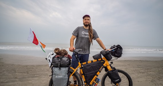 Minął pierwszy tydzień wyprawy Mateusza Waligóry na Mount Everest z poziomu morza. Rozpoczął się 19 marca od dotarcia do Bakkhali nad brzegiem Oceanu Indyjskiego, skąd dzień później podróżnik w towarzystwie partnerującego mu na rowerowym etapie wyprawy Jakuba Rybickiego, wyruszyli na północ w kierunku oddalonych o ponad 1000 km Himalajów. Dzień później przejechali przez Kolkatę (dawniej: Kalkutę), 15-milionową aglomerację i zarazem największe miasto na trasie pod Everest.
