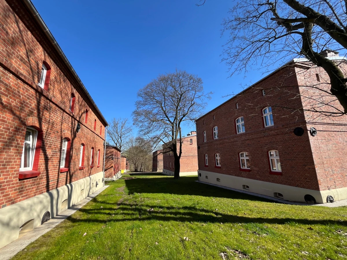 Ponad 120-letnia zabytkowa Kolonia Zgorzelec w Bytomiu-Łagiewnikach odzyskała blask. Wybudowane na przełomie XIX i XX wieku osiedle dla pracowników dawnej Huty Hubertus przez wiele lat niszczało. Teraz po rewitalizacji do familoków, które jeszcze niedawno były pustostanami, wprowadzają się mieszkańcy.