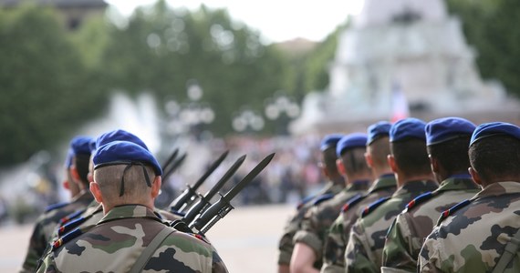 16 marca w "Le Parisien" Emmanuel Macron ogłosił, że w kontekście Ukrainy jego kraj "musi być gotowy na każdy scenariusz". Jakie scenariusze realnie wchodzą w grę? "Le Figaro" postanowił zmierzyć się z problemem. A analiza francuskiego dziennika powstała m.in. na podstawie wypowiedzi źródeł w wojsku francuskim. Możliwości zaangażowania się Francji w Ukrainie jest pięć - od najłagodniejszego do zatrważającego.