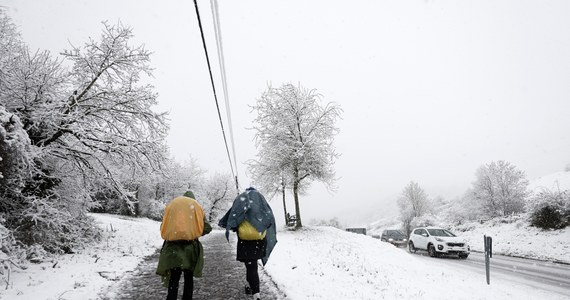 W Polsce słońce i kilkanaście stopni ciepła. Na Półwyspie Iberyjskim - nie. Atak zimy w Hiszpanii i Portugalii zaskoczył tamtejszych drogowców. Do wtorkowego popołudnia nieprzejezdnych w obu krajach było łącznie ponad 40 tras. Wszystko z powodu nagłych opadów śniegu i marznącego deszczu.