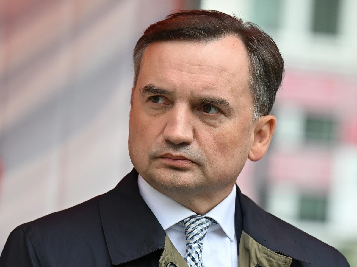 We wtorkowy wieczór Zbigniew Ziobro niespodziewanie zjawił się przed swoim domem, w którym doszło tego dnia do przeszukania w związku z Funduszem Sprawiedliwości. "Chciałem powiedzieć, że wszystkie te działania mają charakter bezprawny i są realizacją politycznego zamówienia Donalda Tuska i Adama Bodnara" - mówił Ziobro. "Nie kontaktowano się ze Zbigniewem Ziobrą, ponieważ ten przebywał za granicą" - usłyszał wieczorem reporter RMF FM od rzecznika Prokuratury Krajowej.