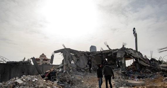 Izraelski rząd odwołał swoich negocjatorów z Dohy, gdzie toczyły się niebezpośrednie negocjacje z Hamasem dotyczące zawieszenia broni w Strefie Gazy - poinformowała agencja Reutera. "Rozmowy zabrnęły w ślepy zaułek z powodu "ekstremalnych żądań" Hamasu, nie ugniemy się przed nimi" - przekazał izraelski rząd.