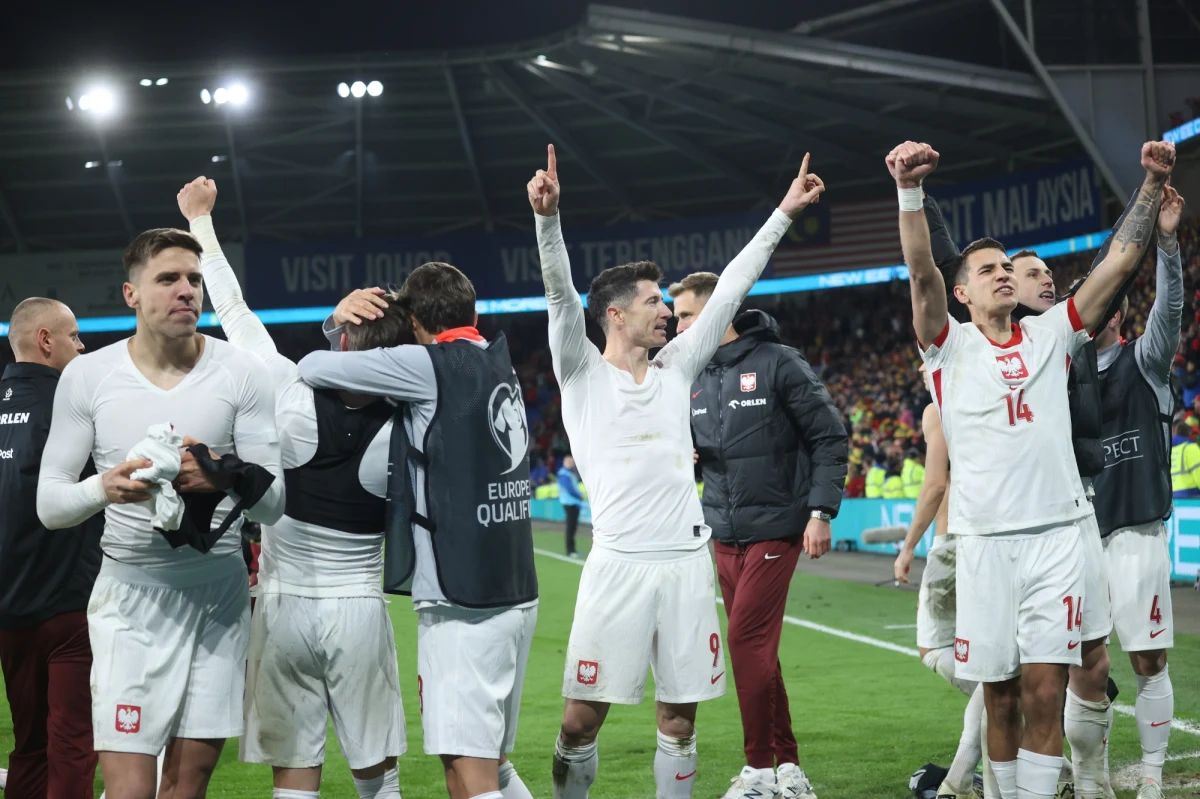 Polscy piłkarze po raz piąty w historii i z rzędu zagrają w turnieju finałowym mistrzostw Europy. Awans do tegorocznej imprezy wywalczyli dzięki wygranej w rzutach karnych w Cardiff z Walią. Wiemy, z kim Biało-Czerwoni zmierzą się w grupie. Znany jest także terminarz. 