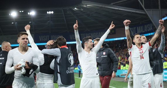 Polscy piłkarze po raz piąty w historii i z rzędu zagrają w turnieju finałowym mistrzostw Europy. Awans do tegorocznej imprezy wywalczyli dzięki wygranej w rzutach karnych w Cardiff z Walią. Wiemy, z kim Biało-Czerwoni zmierzą się w grupie. Znany jest także terminarz. 