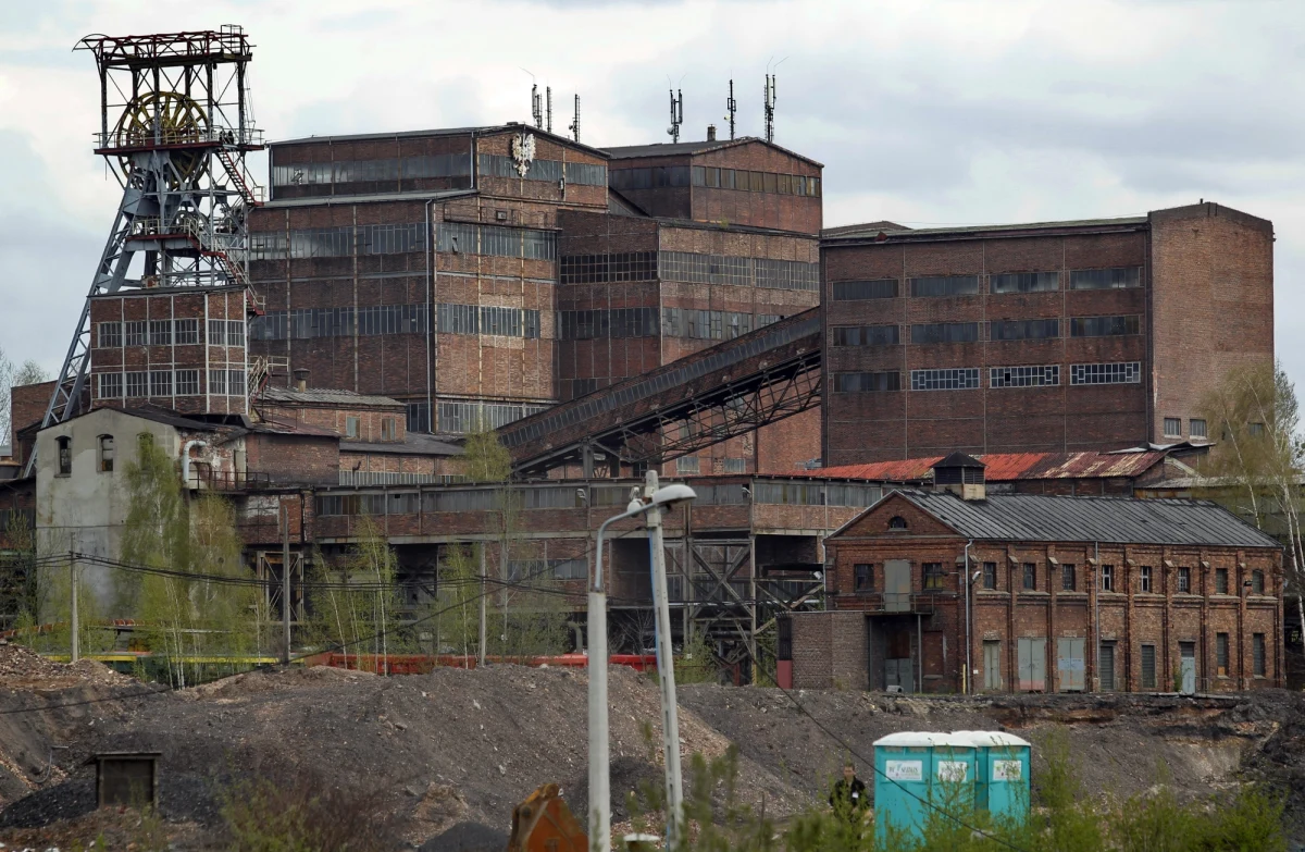 Nie żyje górnik, którego przysypały skały po wstrząsie w kopalni Bobrek w Bytomiu. Mężczyzna zmarł w czasie akcji ratowniczej - poinformowała w nocy spółka Węglokoks Kraj, do której należy kopalnia. 