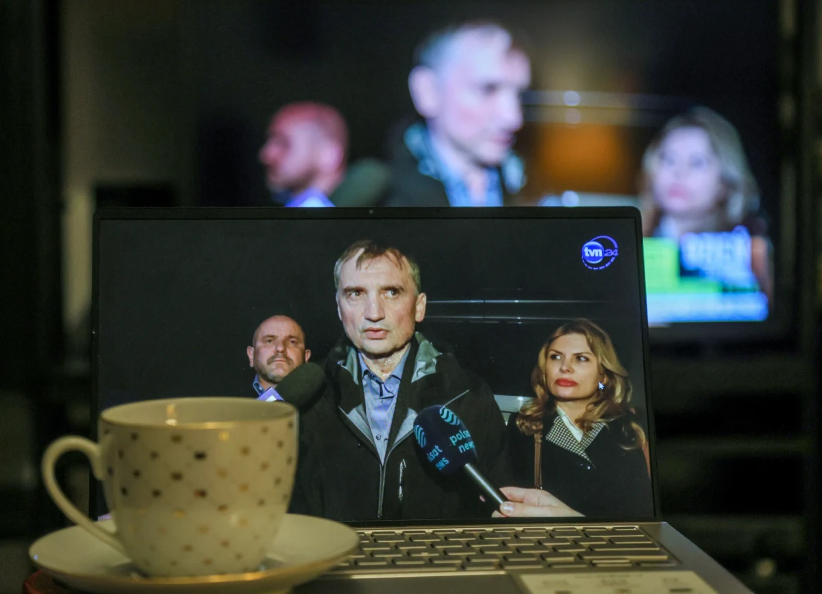 To było typowe przeszukanie trałowe, szukano wszystkiego, bo a nuż coś się znajdzie, co może być później przedmiotem rozgrywki medialnej i atakowania mnie jako polityka - mówił rano były minister sprawiedliwości Zbigniew Ziobro. Zabezpieczono takie dokumenty jak np. analiza medialna Zjednoczonej Prawicy - dodał.