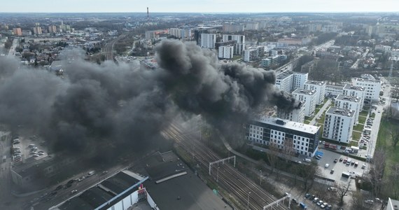 28-letni mężczyzna został zatrzymany w związku z pożarem na dachu bloku mieszkalnego przy ul. Garbarskiej w Lublinie. Rano nad Lublinem pojawiły się kłęby czarnego dymu.