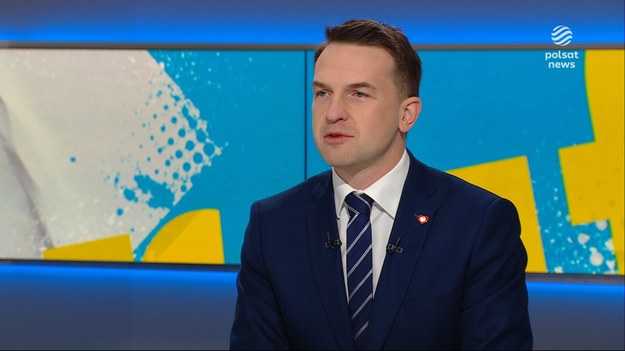 - Ja się o wszystkim dopowiedziałem z mediów, co też pokazuje zmianę standardów. Prokuratura i ABW mają robotę do zrobienia - mówił Adam Szłapka, minister do spraw Unii Europejskiej w programie "Graffiti" o przeszukaniu domu Zbigniewa Ziobry. Podkreślił, że jego zdaniem "żadne procedury nie zostały naruszone". We wtorek służby w różnych miejscach na terenie kraju prowadziły przeszukania na polecenie śledczych badających nieprawidłowości w wydawaniu środków z Funduszu Sprawiedliwości. Funkcjonariusze pojawili się też w domu byłego ministra sprawiedliwości Zbigniewa Ziobry, który jest w trakcie leczenia związanego z chorobą  nowotworową. Prowadzący Dariusz Ociepa zapytał Szłapkę, czy było dla niego zaskoczeniem, że jeszcze tego samego dnia przed kamerami stanął sam Ziobro. - Wiele rzeczy w tej sprawie było dla mnie zaskakujących. Sama realizacja była zaskakująca. Ja się o wszystkim dopowiedziałem z mediów, co też pokazuje zmianę standardów. Prokuratura i ABW mają robotę do zrobienia, poważną sprawę, bo sprawa Funduszu Sprawiedliwości jest gigantycznie poważna i to wiemy od lat. I robią to bez rozgłosu, bez kamer na samej realizacji - mówił o przeszukaniu w domu byłego ministra sprawiedliwości. Drugim zaskoczeniem według Szłapki były słowa Patryka Jakiego z Suwerennej Polski. - Mimo informacji o ciężkim stanie Zbigniewa Ziobry mówił, że nie ma go w Polsce - powiedział minister. Kilkadziesiąt minut później lider Suwerennej Polski wystąpił przed swoim domem. Szłapka przekazał: "po ludzku współczuję i życzę zdrowia Zbigniewowi Ziobrze, ale trzeba brać odpowiedzialność za swoje postepowanie". - Wydaje się, że jeśli zdecydowano się na tak dużą realizację, to sprawa jest duża i rozwojowa - stwierdził. Minister jest zdania, że były szef MS "spycha odpowiedzialność na sowich pracowników". - Teraz pytanie, czy będą mieli ochotę go bronić i brać to na siebie - powiedział.