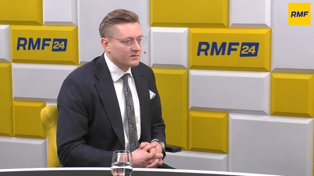 Przeszukanie domu byłego ministra sprawiedliwości Zbigniewa Ziobry trwało dobę - ujawnił w Porannej rozmowie w RMF FM mecenas Bartosz Lewandowski. Pełnomocnik Marcina Romanowskiego, którego mieszkanie również zostało przeszukanie w sprawie wykorzystania środków z Funduszu Sprawiedliwości, powiedział, że funkcjonariusze ABW zabezpieczyli różne nieistotne dla sprawy dokumenty, np. strategię komunikacyjną Zjednoczonej Prawicy.