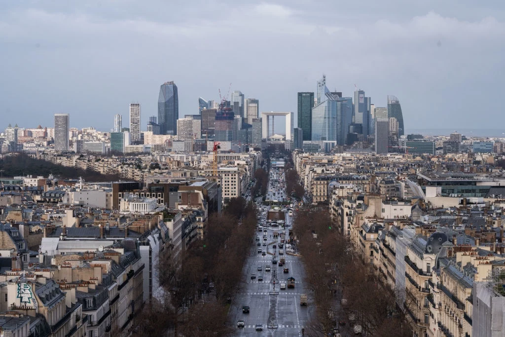 Panorama Paryża. Na horyzoncie biurowa dzielnica La Défense