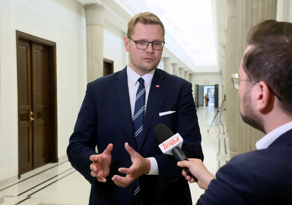 Służby specjalne przeszukały pokój posła Suwerennej Polski Michała Wosia w sejmowym hotelu. Polityk stawił się dziś przed komisją śledczą ds. Pegasusa. Jak relacjonował, zabezpieczono komputer z jego notatkami na to posiedzenie. 