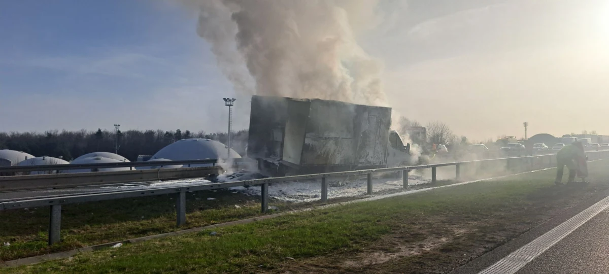 Pożar samochodu dostawczego na autostradzie A4 koło Alwerni. Występowały tam duże utrudnienia w ruchu drogowym.