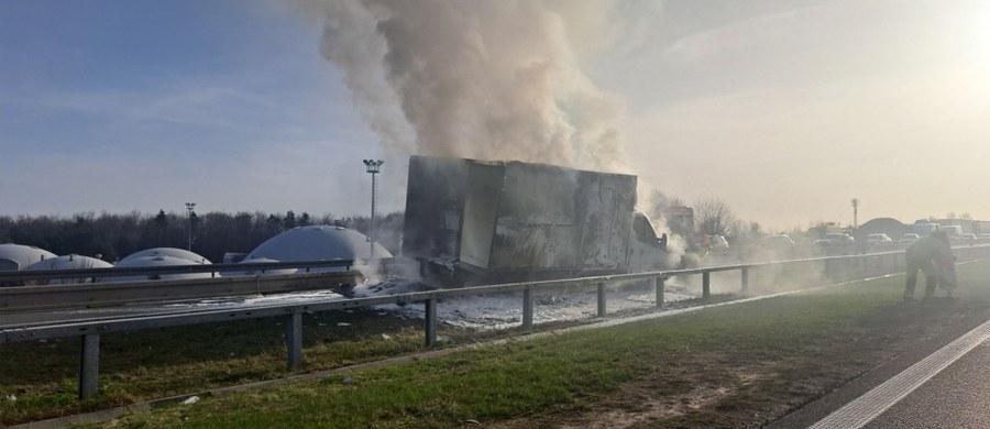 Pożar samochodu dostawczego na autostradzie A4 koło Alwerni. Występowały tam duże utrudnienia w ruchu drogowym.