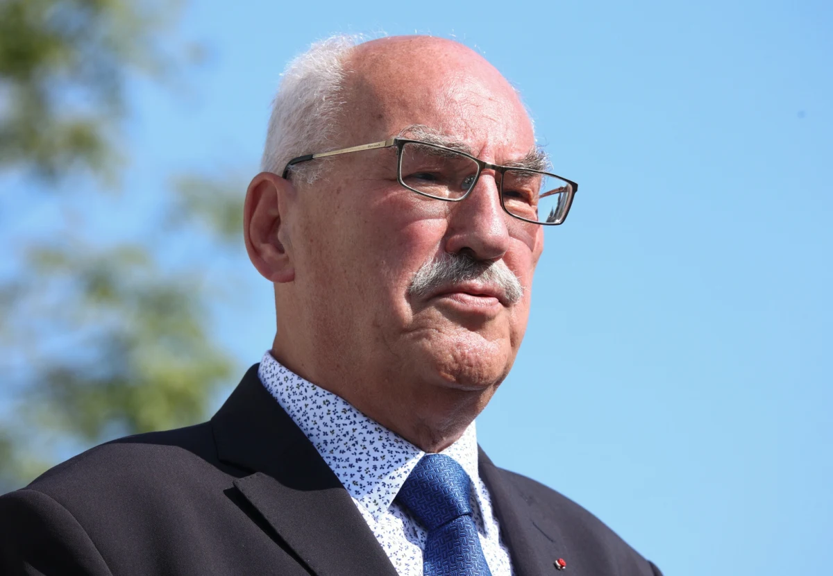 "Jednoznaczna ocena tego, co się dzieje na froncie rosyjsko-ukraińskim, szczególnie z daleka, jest obarczona dosyć dużym ryzykiem błędu" - mówił w Rozmowie w południe w Radiu RMF24 gen. Mieczysław Cieniuch - były szef Sztabu Generalnego Wojska Polskiego. "Polityka określa cele konfliktu zbrojnego. Te cele realizują wojskowi. Jeżeli politycy zaczynają ingerować w realizację celów wojny to wtedy zaczyna się kłopot" - dodał, odnosząc się do dymisji sekretarza ukraińskiej Rady Bezpieczeństwa Ołeksija Daniłowa, a wcześniej głównodowodzącego armii gen. Walerija Załużnego. 