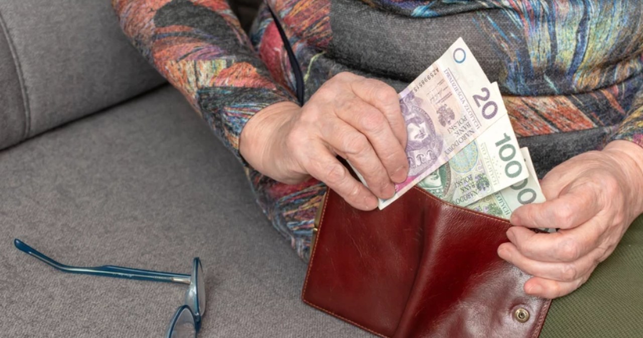 Polki dostają emerytury niższe o 1,5 tys. zł. Powód jest jeden