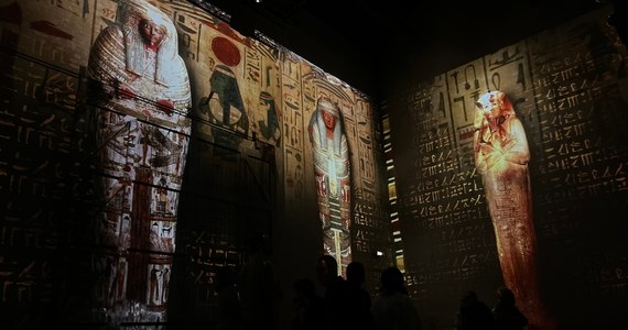 Furorę w Paryżu robi wirtualna podróż do starożytnego Egiptu. Chodzi o tzw. immersyjna wystawę "Egipt faraonów", dzięki której widzowie maja wrażenie, że cofają się w czasie.